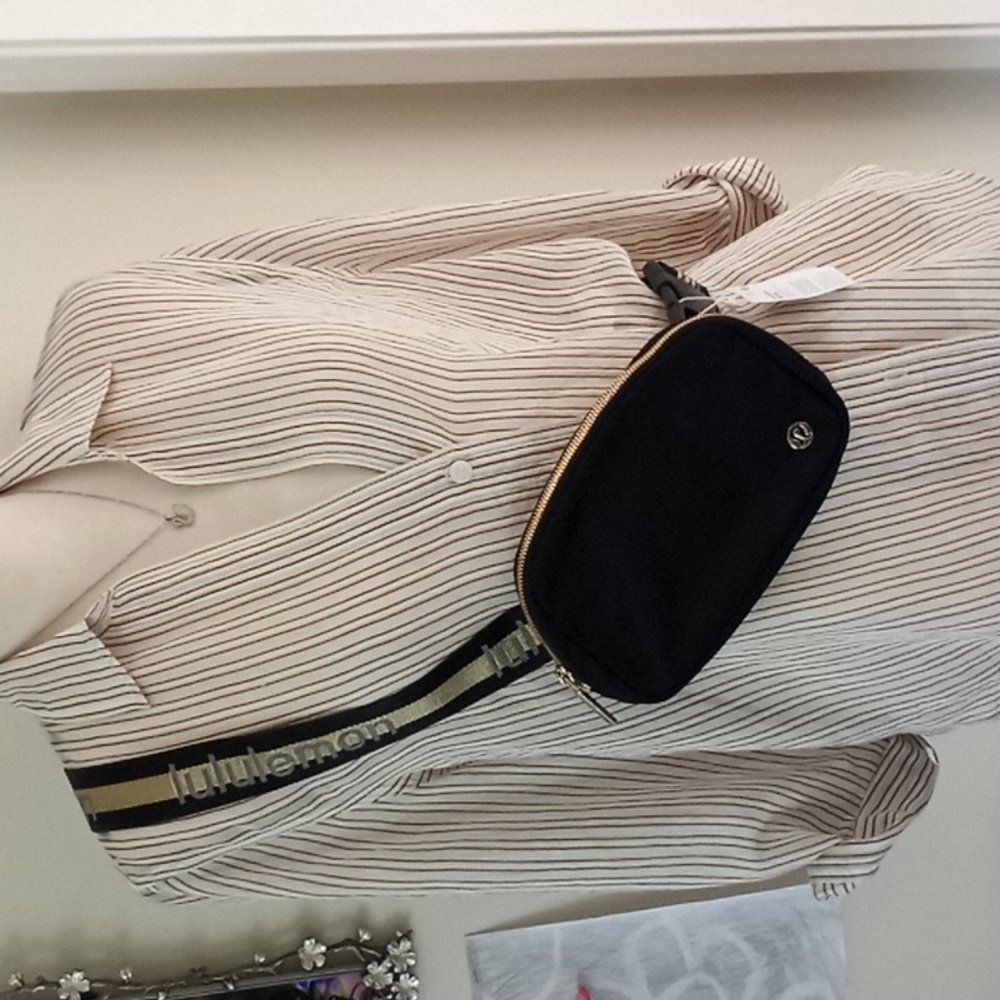Lululemon gold logo crossbody belr bag - Picture 2 of 10